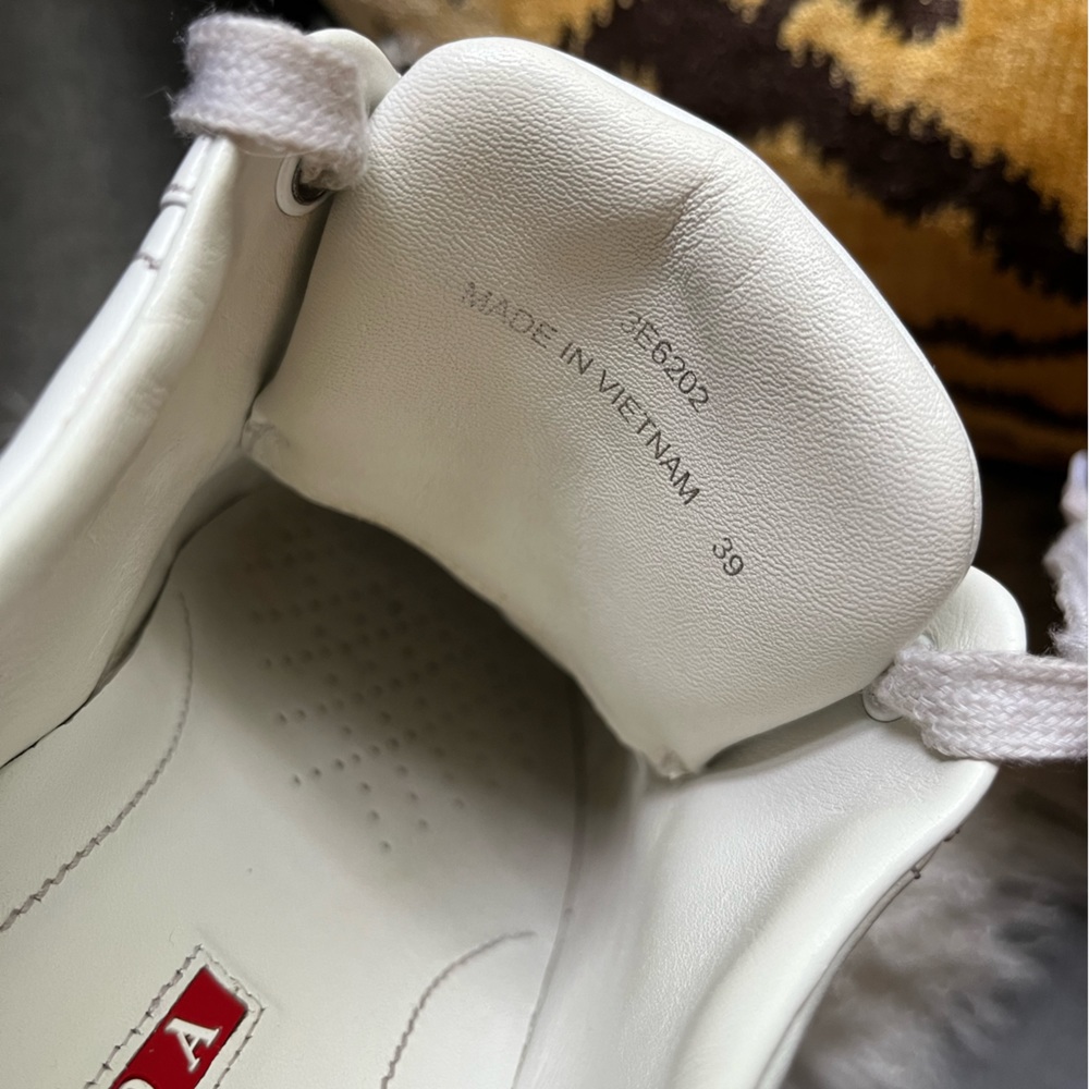 Prada white leather pointed toe sneakers - Picture 4 of 7